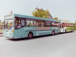 Wagen 27. Schlielich wurde der Bus Nachfolger fr Wagen 36 und erhielt Werbung fr CARL-WILH. MEYER. Auch bei dieser Lackierung war eher die Unterscheidung zu anderen Fahrzeugen der Zweck, als den Bus vollstndig als Werbemittel zu nutzen. Die Aufnahme zeigt ihn im Juli 1992 in OFENERDIEK. Dahinter steht Wagen 106 (Bj. 1992) mit Werbung fr HERM. MEYER & SOHN.