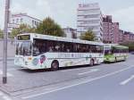 VWG Oldenburg/157944/wagen-109--um-auf-der Wagen 109. ... um auf der Linie 9 zum Einsatz zu kommen. Der Bus steht hier zusammen mit Wagen 14 auf der Busspur der Moslestrae.