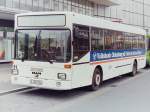 VWG Oldenburg/159715/man-sl-202-der-sl-202 MAN SL 202. Der SL 202 war der erste von MAN, auf Basis des VV-Lastenheftes fr Standard-Linienbusse der zweiten Generation, entwickelte Omnibus. Er war somit direkter Nachfolger des SL 200. MAN produzierte den Bus ab 1984 zunchst noch parallel zum SL 200 und beendete den Bau dieses Busses 1993. Der Bedarf an Hochflurbussen war einfach zu gering geworden. 
Mit 11,52 m war der SL 202 etwa einen halben Meter lnger als sein Vorgnger. Das brachte nur etwas mehr an Sitz- und Stehpltzen, da gleichzeitig die Beinfreiheit in den Bussen vergrert wurde. Fr den SL 202 gab es, wie auch schon beim SL 200, verschiedene Motorvarianten. Die ersten zwei Exemplare erreichten Oldenburg 1988, zusammen mit dem ersten Gelenkbus vom Typ O 405 G. Da der SL 202 nicht mit einem Hublift angeboten wurde und die VWG diesen Service dankenswerter Weise ausbauen wollte, war der Anteil der SL 202 im Fuhrpark der VWG nicht mit dem Erfolg des SL 200 in Oldenburg zu vergleichen. Mit Einfhrung der Niederflurtechnik und dem damit verbundenen Wegfall der Hublifte nderte
sich dieses Verhltnis wieder.