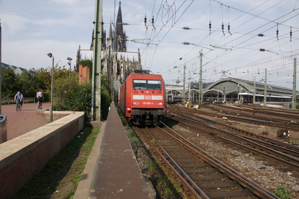 101 050-3 kurz nach der Ausfahrt aus dem K�lner Hauptbahnhof am 26. August 2010.
