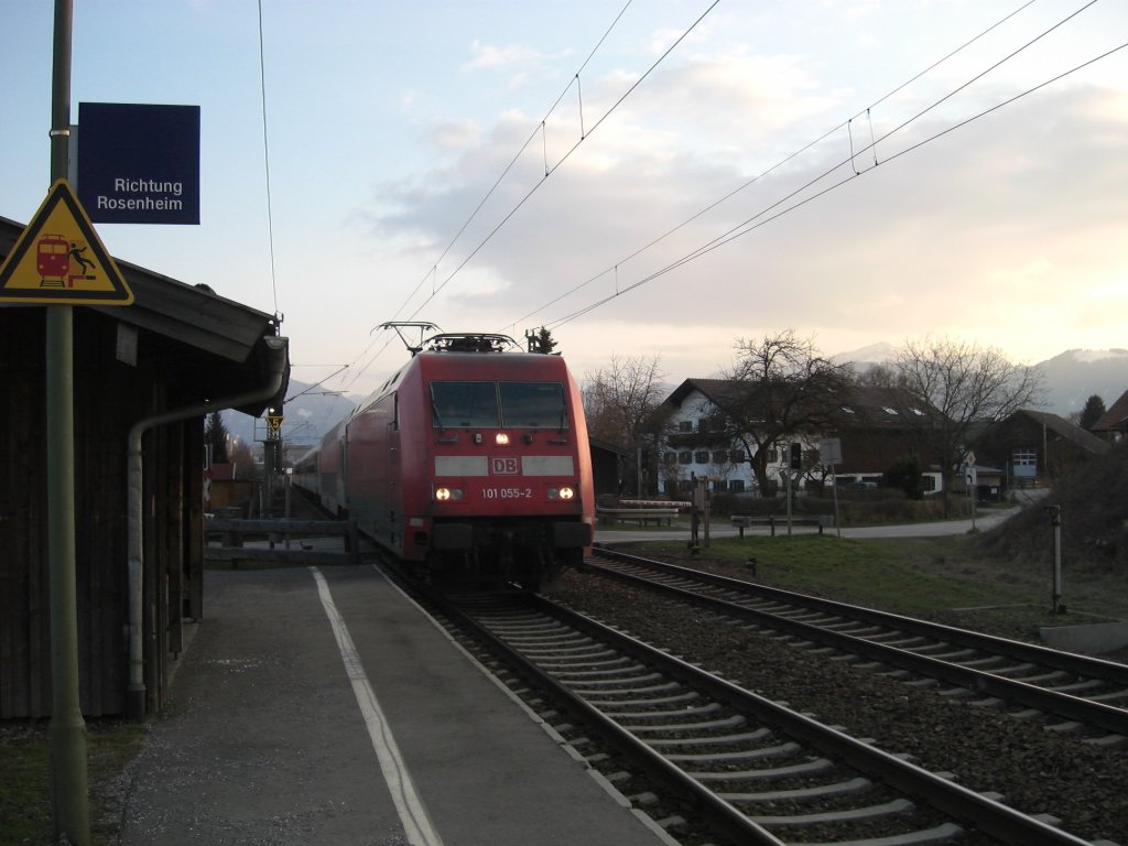 101 055-2 am 21. M�rz 2009 bei Pfraundorf, zwischen Rosenheim und Kufstein.