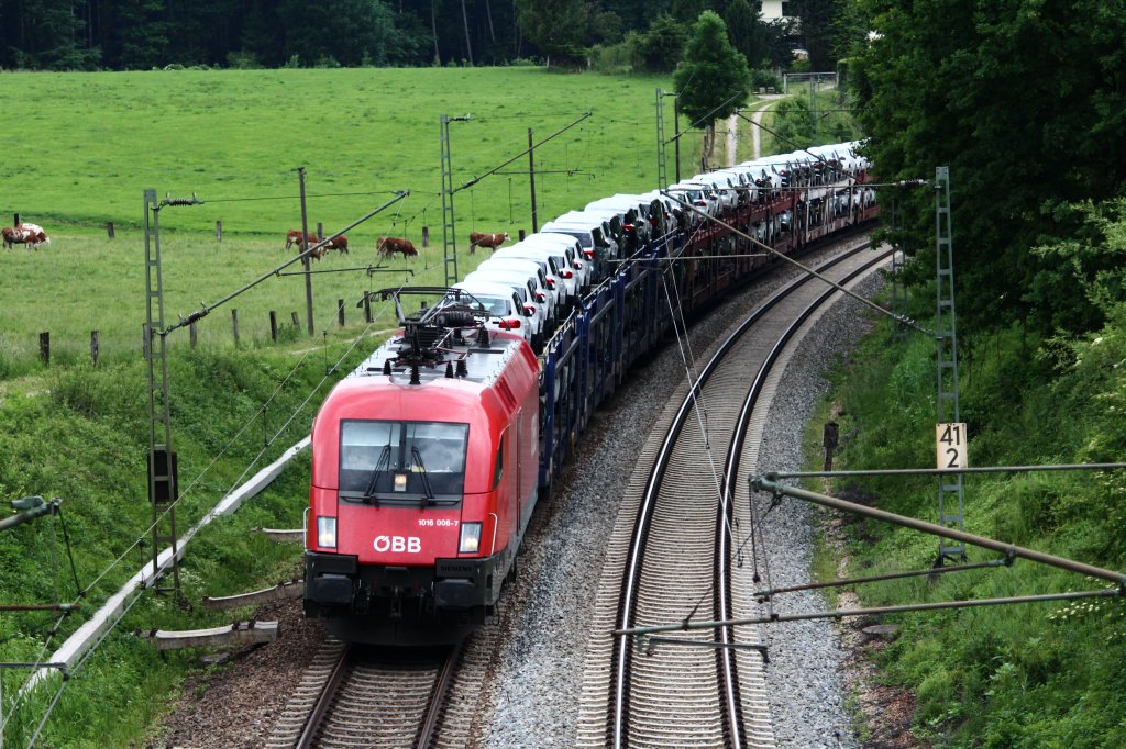 1016 006-7 mit einem Autozug am 3. Juni 2012 kurz nach �bersee.