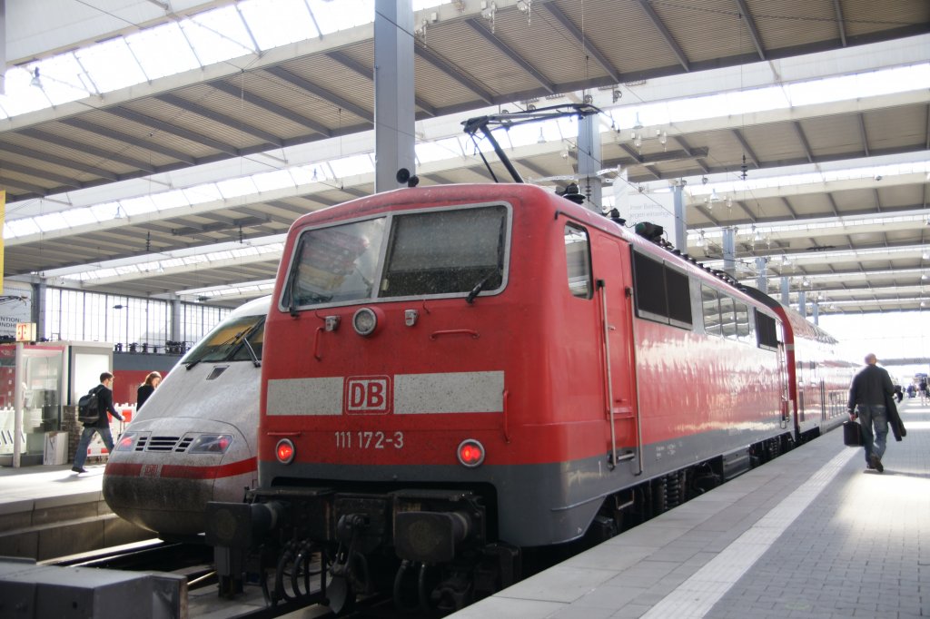 111 172-3 am 25. April 2011 im M�nchner Hauptbahnhof.