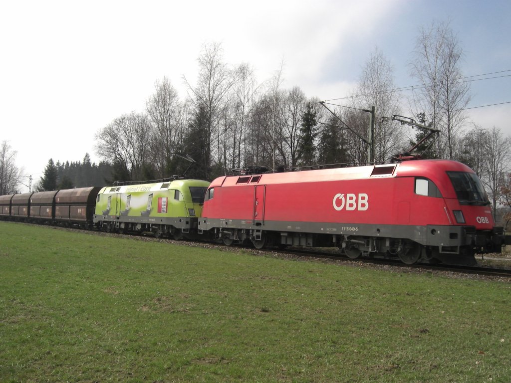 1116040-5 und 1116 033-0 der  Telokom-Stier  auf der Fahrt vom
Zementwerk in Rohrdorf in Richtung Rosenheim.