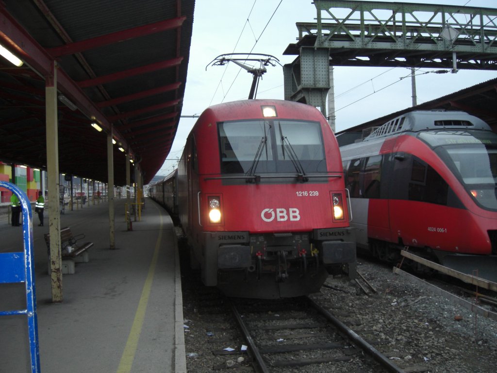 1216 239 in der Abendd�mmerung im Salzburger Hauptbahnhof.