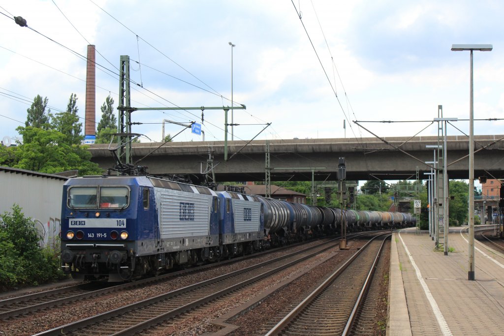 143 191-5 von  RBH  zog mit einer Schwesterlok am 31. Juli 2013 einen Kesselwagenzug durch den Bahnhof von Hamburg-Harburg.