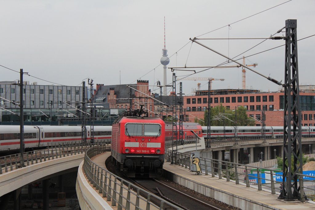 143 589-0 hat soeben den  Berliner Hauptbahnhof  verlassen, aufgenommen am 7. September 2012.