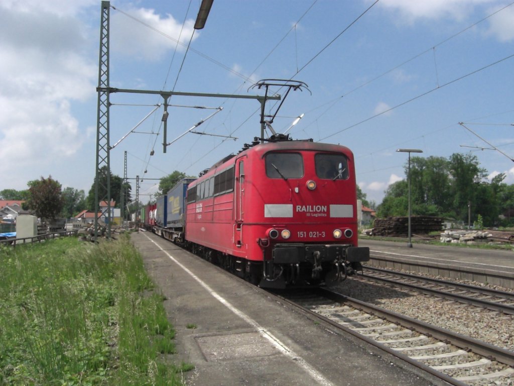 151 021-3 durchf�hrt soeben den Bahnhof von �bersee am Chiemsee. Aufgenommen am 22. Juni 2011.
