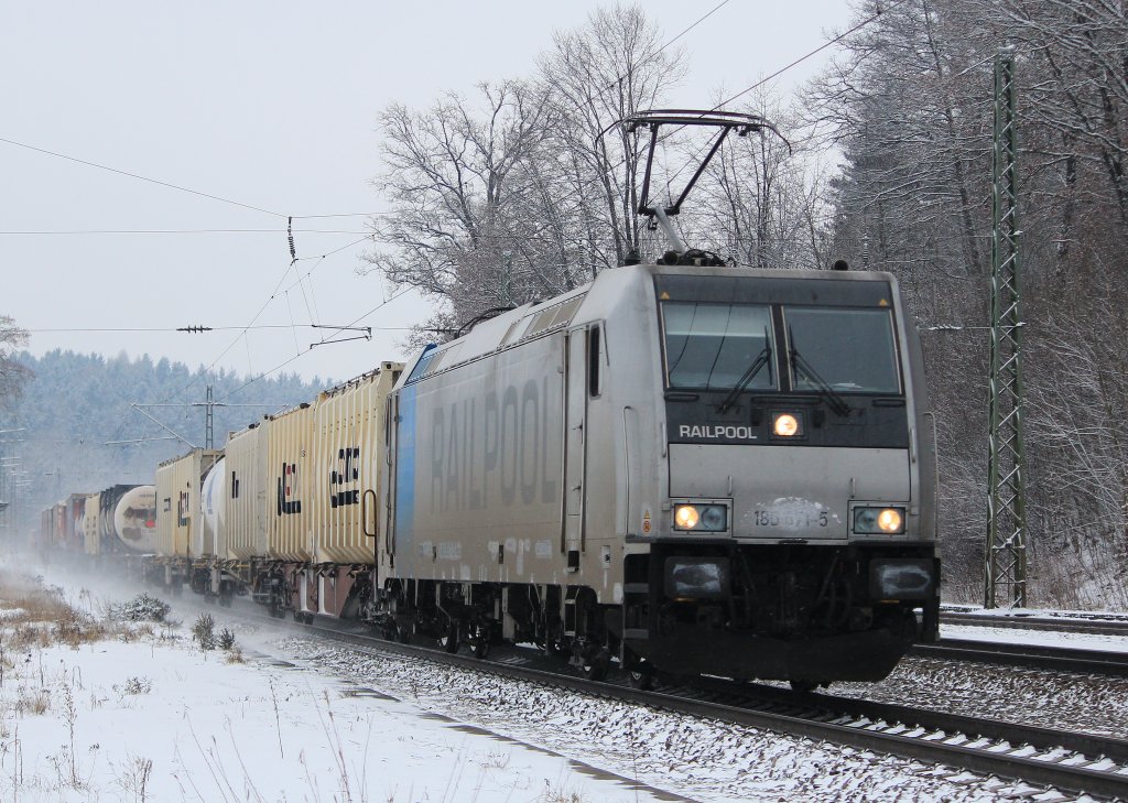 185 671-5 ebenfalls am 12. Januar 2013 in Assling aufgenommen.