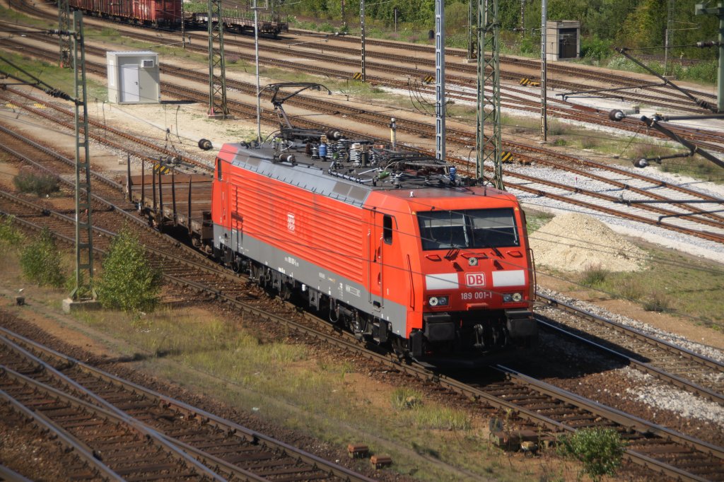 189 001-1 durchf�hrt soeben den Rangierbahnhof von M�nchen/Nord. Aufgenommen am
6. September 2011.