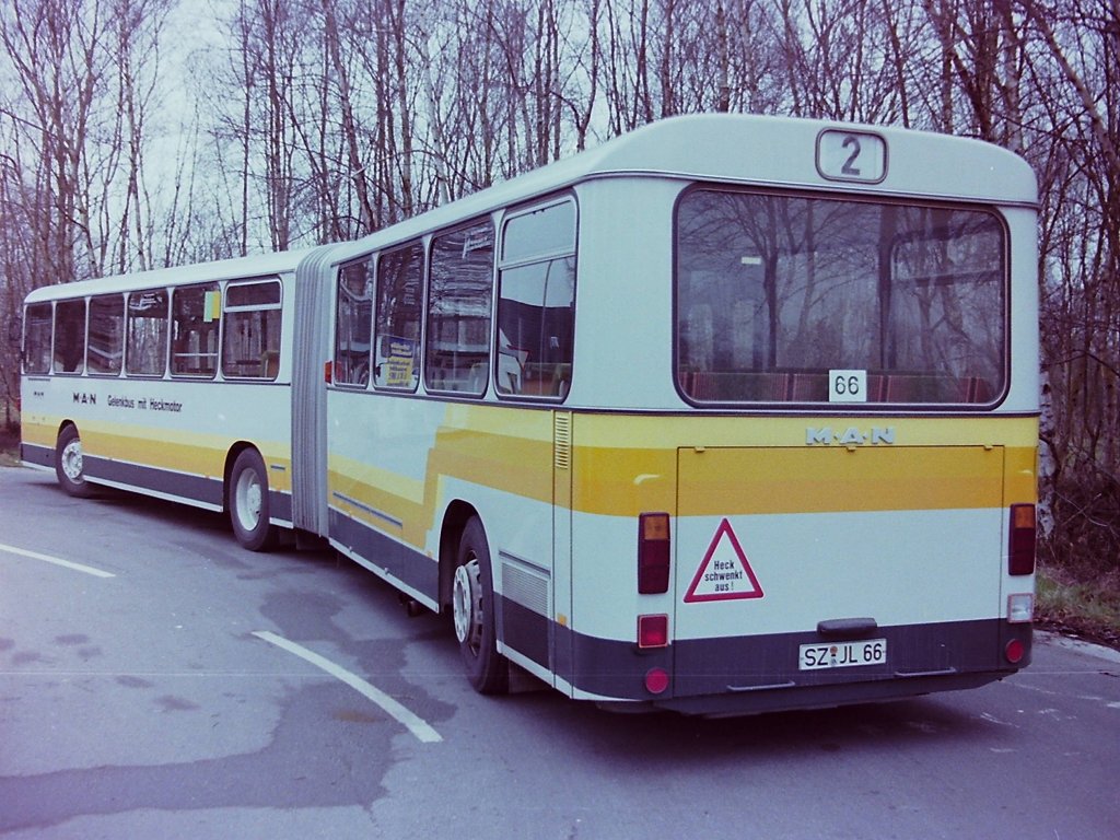 1983. ..., anders als bei Mercedes wurde aber die Kraft des Heckmotors, wie schon bei den Modellen SG 192 und SG 220, auf die mittlere Achse bertragen. Um es vorweg zu nehmen: Das Modell berzeugte die Verantwortlichen bei den OVB Pekol nicht und die nchsten Gelenkbusse waren wieder von Mercedes. Die beiden Aufnahmen entstanden am 16.03.83. Diese an der Endstation der Linie 2 in KRUSENBUSCH.