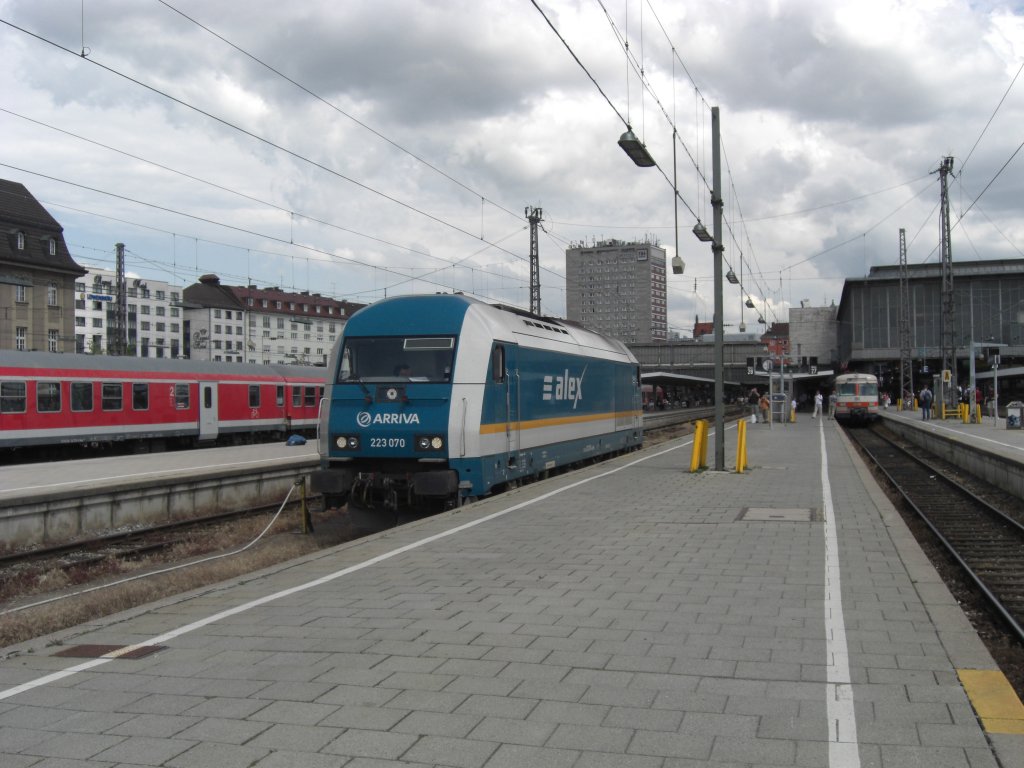 223 070 steht am 31. Mai 2008 im Vorfeld des Münchner Hauptbahnhofs.
Rechts im Hintergrund die alte S-Bahn 420 001.