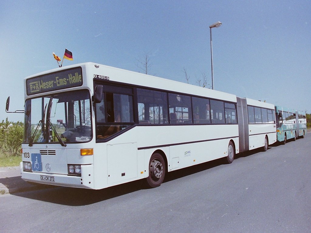 Daimler Benz O 405 G. Beginnen wir also gleich mit dem Gelenkbus von Mercedes. Der O 405 G war der direkte Nachfolger des O 305 G. Die mit 220 Kw starken Motoren ausgestatteten Linienbusse wurden von 1984 bis 2001 produziert. In Oldenburg wurde erst 1988 mit Wagen 141 (101) der erste Bus dieses Typ angeschafft. Die beiden hier abgebildeten Fahrzeuge waren die ersten Gelenkbusse im Fuhrpark mit Hublift in der vorderen Tr. Bei einer Lnge von 17,50 m waren die Busse fr 55 Sitz- und 107 Stehpltze ausgelegt. Whrend die Gelenkbusse frher ausschlielich auf der Linie 2 zwischen den Endstationen KRUSENBUSCH und der LEUCHTENBURGER STRASSE (spter FLUGHAFEN) fuhren, begann die VWG diesen Fahrzeugtyp ab 1993 auch auf anderen geeigneten Linien einzusetzen. Die Gelenkbusse gewannen daher an Bedeutung und so stieg ihre Anzahl im Verhltnis zu den Solowagen zwangslufig an. Ende 1983 waren sieben Gelenkbusse im Fuhrpark. Diese Anzahl war ausreichend um die Umlufe von fnf bis sechs Fahrzeugen auf der Linie 2 zu bedienen. Der Rest wurde bei Bedarf z.B. im Winterfahrplan durch Solowagen gestellt, von denen sowieso zwei fr die Sptschicht bentigt wurden. Ende 1993 waren bereits 10 Gelenkbusse im Dienst und die Tendenz war steigend. 