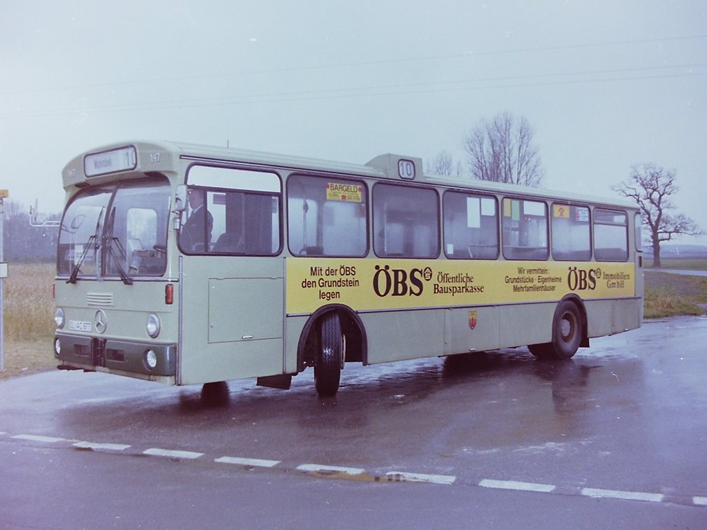 Die BS-Busse. Eine identische Lackierung der beiden scheiterte aber an den unterschiedlichen Bauformen. Bei Wagen 147, der bis zum Ende des Jahres 1982 die Werbung fr UHREN MEYER trug, begann die Beschriftung erst unter dem zweiten Fenster. Deswegen rutschte alles etwas enger zusammen. Der Bus steht hier im Januar 1983 in der Kehre der Endstation der Linie 10 in WEHNEN.