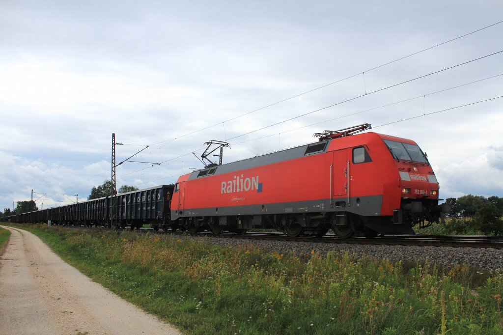 Die  Railion -Lok 152 069-1 am 26. August 2012 in der n�he von �bersee am Chiemsee.