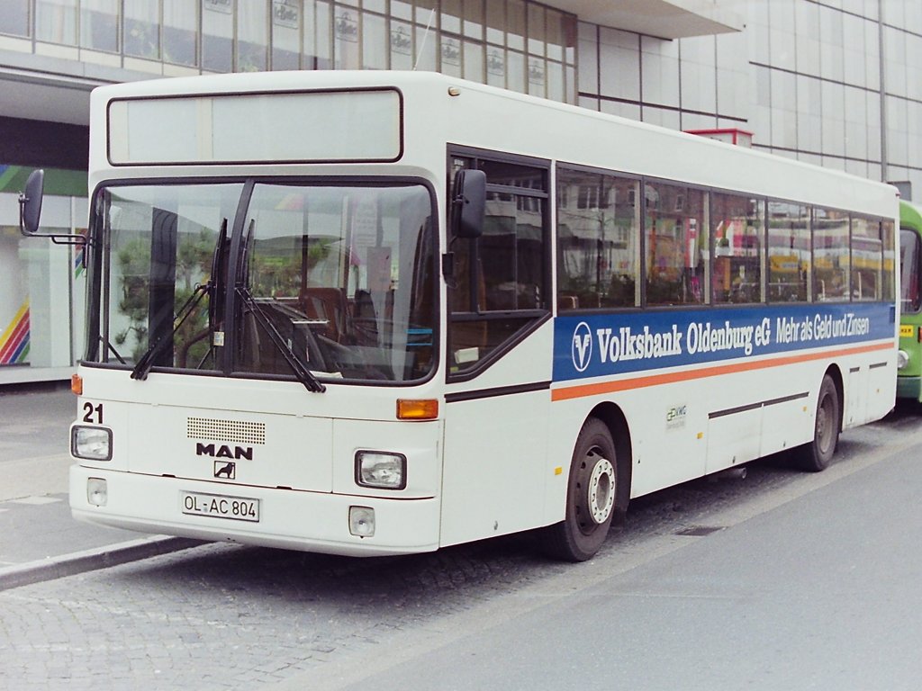 MAN SL 202. Der SL 202 war der erste von MAN, auf Basis des VV-Lastenheftes fr Standard-Linienbusse der zweiten Generation, entwickelte Omnibus. Er war somit direkter Nachfolger des SL 200. MAN produzierte den Bus ab 1984 zunchst noch parallel zum SL 200 und beendete den Bau dieses Busses 1993. Der Bedarf an Hochflurbussen war einfach zu gering geworden. 
Mit 11,52 m war der SL 202 etwa einen halben Meter lnger als sein Vorgnger. Das brachte nur etwas mehr an Sitz- und Stehpltzen, da gleichzeitig die Beinfreiheit in den Bussen vergrert wurde. Fr den SL 202 gab es, wie auch schon beim SL 200, verschiedene Motorvarianten. Die ersten zwei Exemplare erreichten Oldenburg 1988, zusammen mit dem ersten Gelenkbus vom Typ O 405 G. Da der SL 202 nicht mit einem Hublift angeboten wurde und die VWG diesen Service dankenswerter Weise ausbauen wollte, war der Anteil der SL 202 im Fuhrpark der VWG nicht mit dem Erfolg des SL 200 in Oldenburg zu vergleichen. Mit Einfhrung der Niederflurtechnik und dem damit verbundenen Wegfall der Hublifte nderte
sich dieses Verhltnis wieder.
