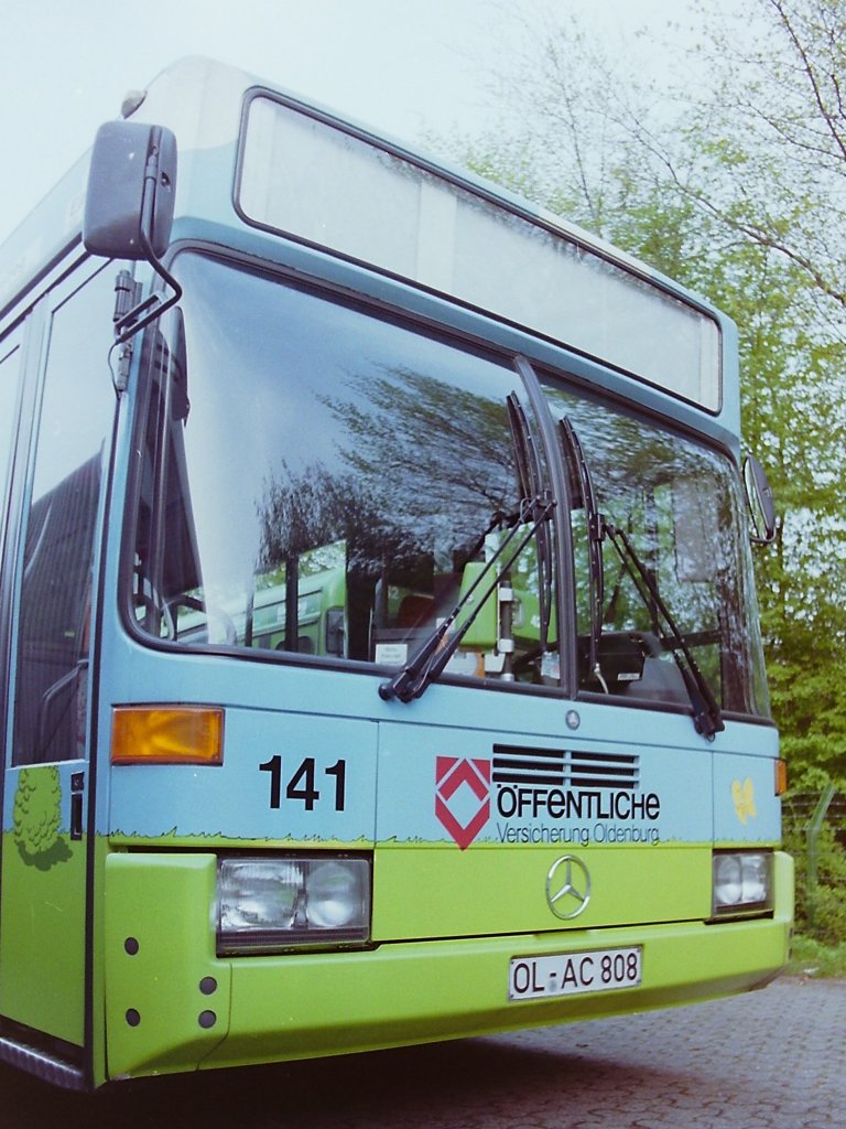Wagen 141. ... wie diese Aufnahme aus dem Mai 1993 zeigt behielt der Bus die ursprngliche Wagennummer 101 nicht und wurde neu nummeriert. Er war nicht das einzige Fahrzeug, das dies 1992 ber sich ergehen lassen musste. Ein Vorgang, der bis dahin so noch nie stattgefunden hatte. Der Grund dafr liegt zunchst darin, dass man 1988 beim Kauf des ersten Gelenkbusses der SL II-Generation, nmlich dieses O 405 G nicht die alte absteigende Nummerierung fortsetzte und dem Bus die Nummer 156 gab, sondern analog zu den Solowagen jetzt bei 101 begann um aufsteigend fortzufahren. Das htte auch geklappt, wenn nicht 1992 ein Problem aufgetaucht wre. Welches erklre ich, wenn es soweit ist. Beim Jahrgang 1992. Bis es soweit ist lohnt sich aber ein Blick auf die filigran gestalteten Grashalme dieser Werbung. Der Bus schied am 28.09.2000 aus und war spter in Leer im Einsatz.