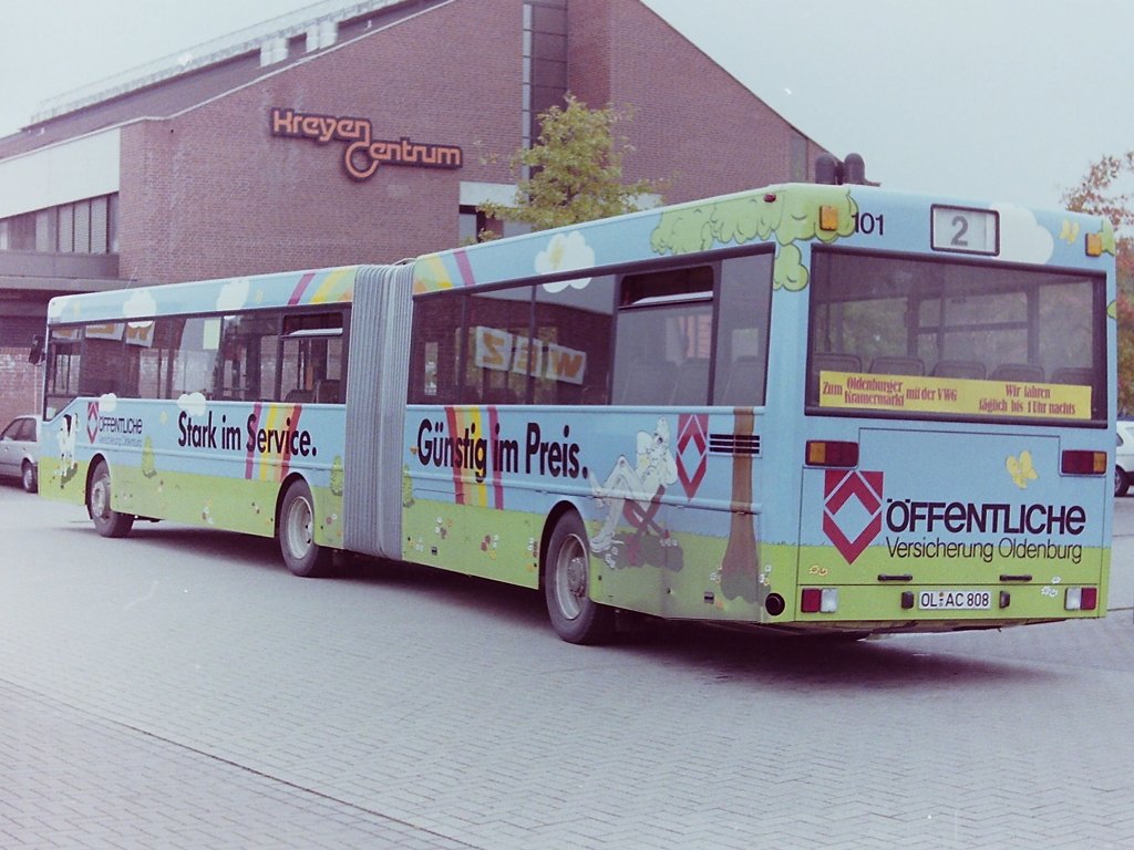 Wagen 141. Der Bus trat die Nachfolge des letzten noch im Fuhrpark verbliebenen MAN Gelenkbus an, Wagen 163, dem einzigen MAN SG 220, der zehn Jahre lang mit Werbung fr die FFENTLICHE VERSICHERUNG im Einsatz war. Die VWG blieb also bei den Gelenkbussen des neuen Standardlinienbustyp beim Hersteller Daimler Benz. Die beiden Aufnahmen entstanden ebenfalls noch im September 1988, hier an der Endstation der Verlngerung der Linie 2 am KREYEN-CENTRUM.   