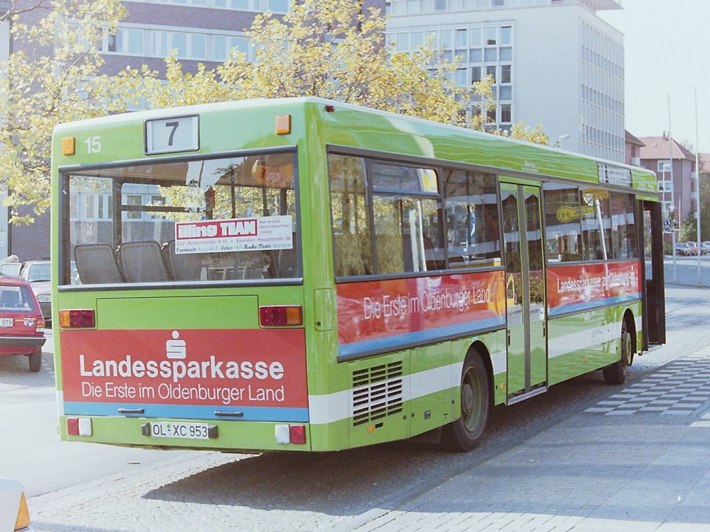 Wagen 15, OL-XC 953, Bj. 1987. Die Wagen 15 bis 17 waren die Nachfolger fr die Wagen 23 bis 25. Sie erhielten die aktuelle Version der LzO-Werbung mit dem Slogan  Die Erste im Oldenburger Land . Hier Wagen 15, aufgenommen noch im Oktober 1987, am Hauptbahnhof.