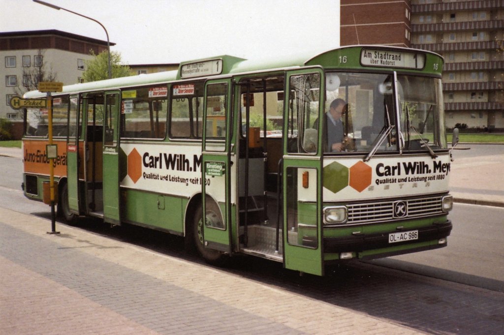 Wagen 16, OL-AC 986, EZ: 1976. Die folgenden zwei Aufnahmen machte Werner Striepling im Mai 1980. Dieses Bild zeigt - nun wieder in der gewohnten Schärfe - Wagen 16 mit seiner ursprünglichen Werbung für das Kaufhaus CARL-WILH. MEYER, das im Übrigen wie deutlich zu lesen ist im Jahr der Aufnahme seinen 100. Geburtstag feierte. Zusätzlich warb der Bus für Kücheneinbaugeräte des Herstellers JUNO. Der Bus wurde später, wie bereits gezeigt umlackiert, verlor den Anteil der CWM-Werbung und war von nun an mit einer komplett orangen Bauchbinde im Dienst. Besondere Aufmerksamkeit muss noch dem Zielschild gewidmet werden. Die Linie 1 war zwar bereits 1971 von der Endstation NADORST bis zur Endstation AM STADTRAND verlängert worden, die Busse trugen aber im Zielschild immer noch den Hinweis  ÜBER NADORST . Nach diesem Blick auf den Bus, ....