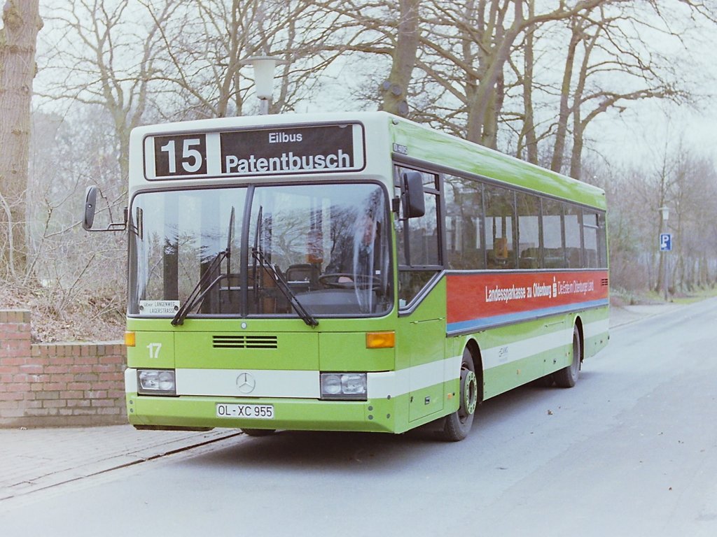 Wagen 17, OL-XC 955, Bj. 1987. Hier der Dritte im Bunde, aufgenommen im Oktober 1987 an der Endstation der Linie 15 am PATENTBUSCH. Das Zielschildtransparent wechselt gerade auf das neue Fahrziel HATTERWSTING. Interessant ist auch das kleine Zusatzschild in der rechten Frontscheibe. Die Busse mussten Wegen Bauarbeiten von der blichen Fahrstrecke abweichen.