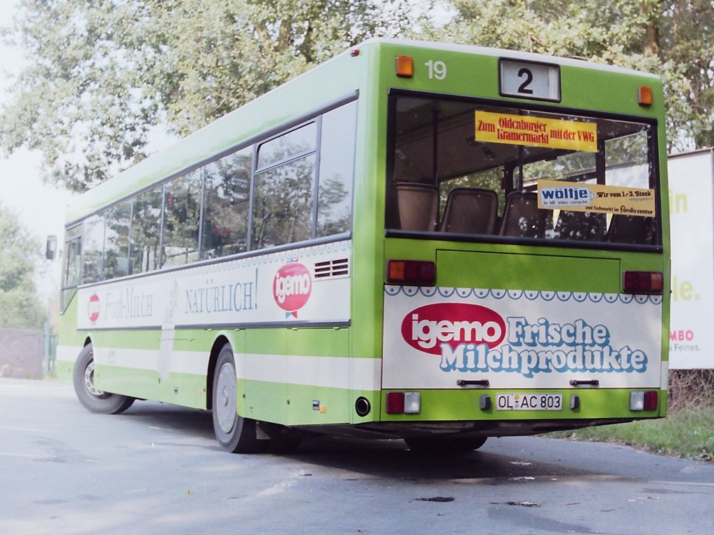 Wagen 19. Zwei Jahre spter, noch mit derselben Werbung, steht der Bus hier in der Wendeschleife der Endstation FLUGHAFEN. Wie auch an Wagen 78 und 85 wurde aber ...