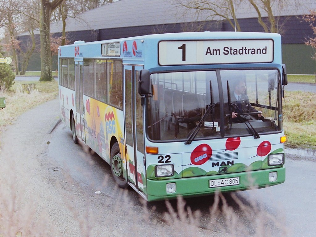 Wagen 22. ... findet man auf diesem Bus bekannte Gebude aus der Stadt. Beide Aufnahmen zeigen den Bus im Dezember 1988 in der Wendeschleife der Endstation in EVERSTEN.