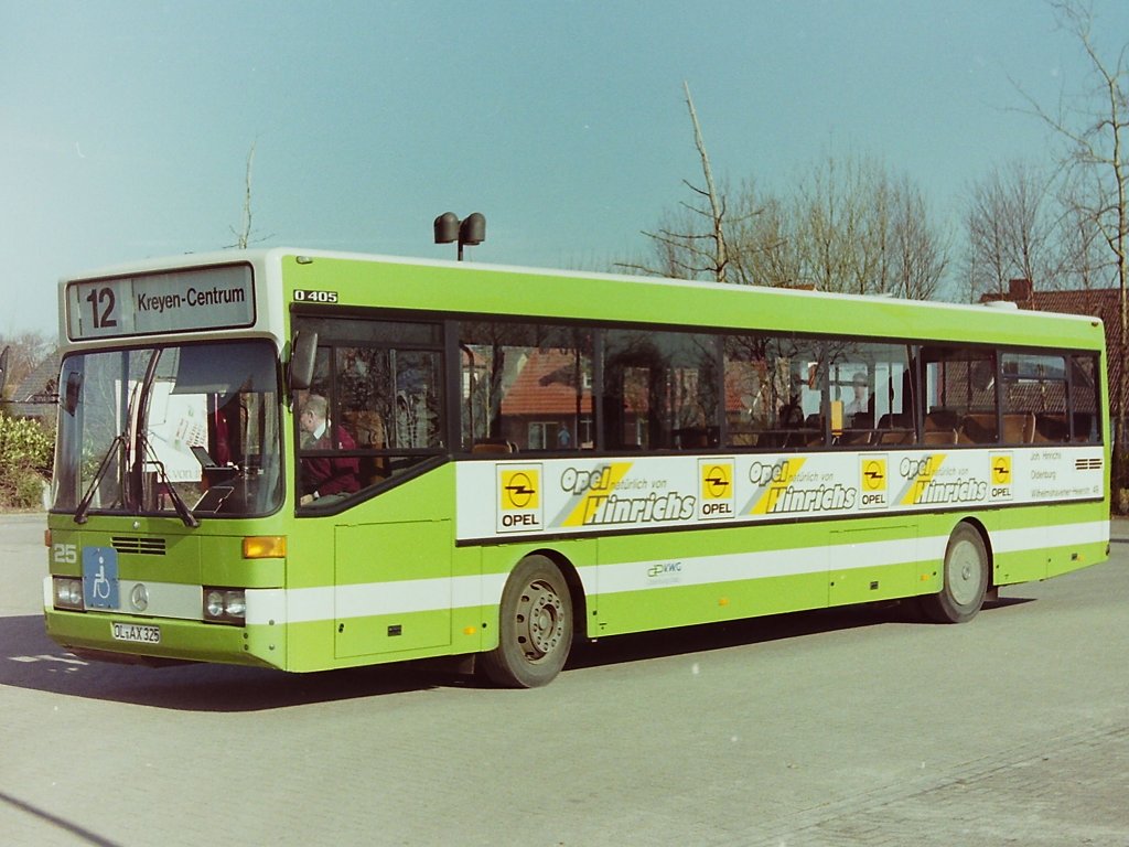 Wagen 25, OL-AX 325, Bj. 1989. Mit den Daimler Benz O 405 die 1989 angekauft wurden bot die VWG ihren Kunden einen neuen Service. Die Busse waren in der vorderen Tr mit einem Hublift ausgestattet, der es Rollstuhlfahrern erlaubte die Busse der VWG zu nutzen. Damit die Fahrzeuge auch nach Auen hin als Behindertengerecht zu erkennen waren, wurden an der Front klappbare Schilder mit Rollstuhlsymbol angebracht. Da zunchst nur sieben Busse mit den Hubliften ausgestattet waren wurden ihre Umlufe im Fahrplan gesondert gekennzeichnet. Die Technik war allerdings sehr aufwendig und der Vorgang zeitintensiv. Als Konsequenz fiel auch der vordere Handlauf im Eingangsbereich weg.