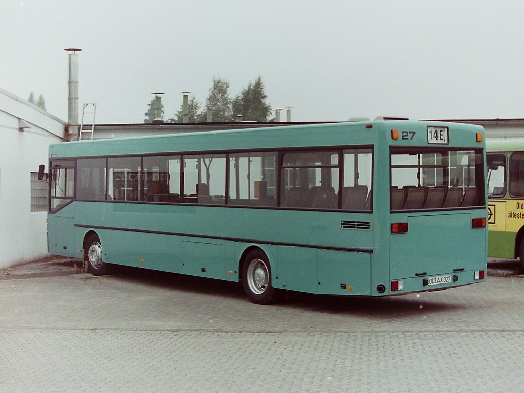 Wagen 27, OL-AX 327, Bj. 1989. Die trkisfarbene Komplettlackierung von Wagen 27 gab schon Anla zu Spekulationen ber die zu erwartende Werbung. Keiner der ausscheidenden Busse war hnlich lackiert. Hier steht der Bus wenige Tage nach der Anlieferung im September 1989 auf dem Betriebshof. 