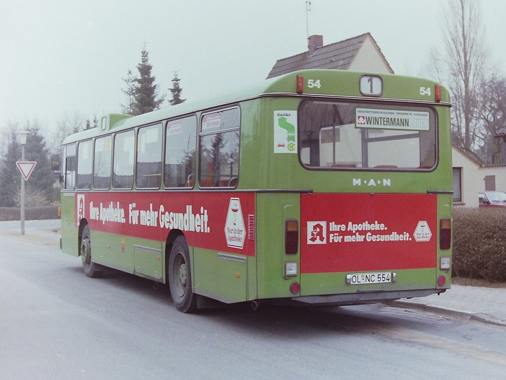 Wagen 54. Knapp zwei Jahre spter trug der Bus schon wieder neue Werbung. Diesmal fr die Apotheken in Oldenburg. Die Aufnahme entstand Ende 1984 an der Endstation der Linie 1 AM STADTRAND.