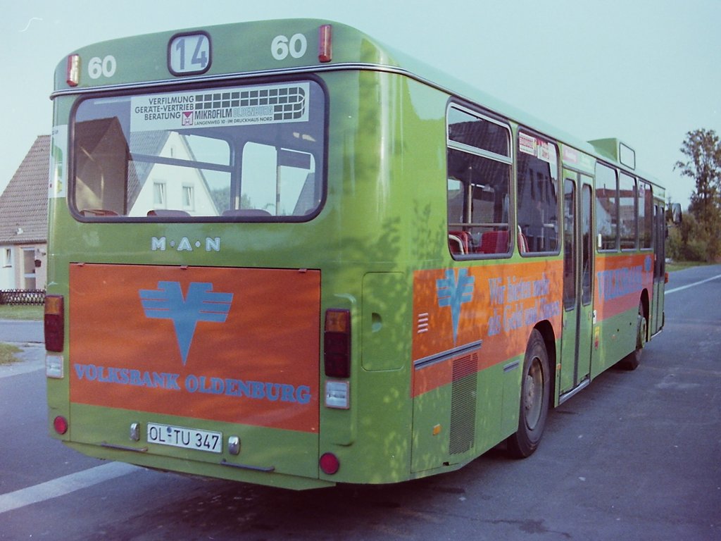 Wagen 60, OL-TU 347, EZ: 1983. Die orange Bande und die Tatsache, dass zwei Busse aus der Dortmunder Serie VOLKSBANK-Werbung trugen und davon wenigstens einer, nmlich Wagen 129 (Bild.Nr.: 142358), ersetzt werden musste, lie schon erahnen, mit welcher Lackierung der Bus schlielich auf Linie gehen wrde. Tatschlich entstand diese Aufnahme bereits am 14.10.83, keinen Monat nach der Zulassung, an der Endstation der Linie 14. Drei Jahre spter lief die Mietzeit fr den Bus aus und wurde nicht verlngert.