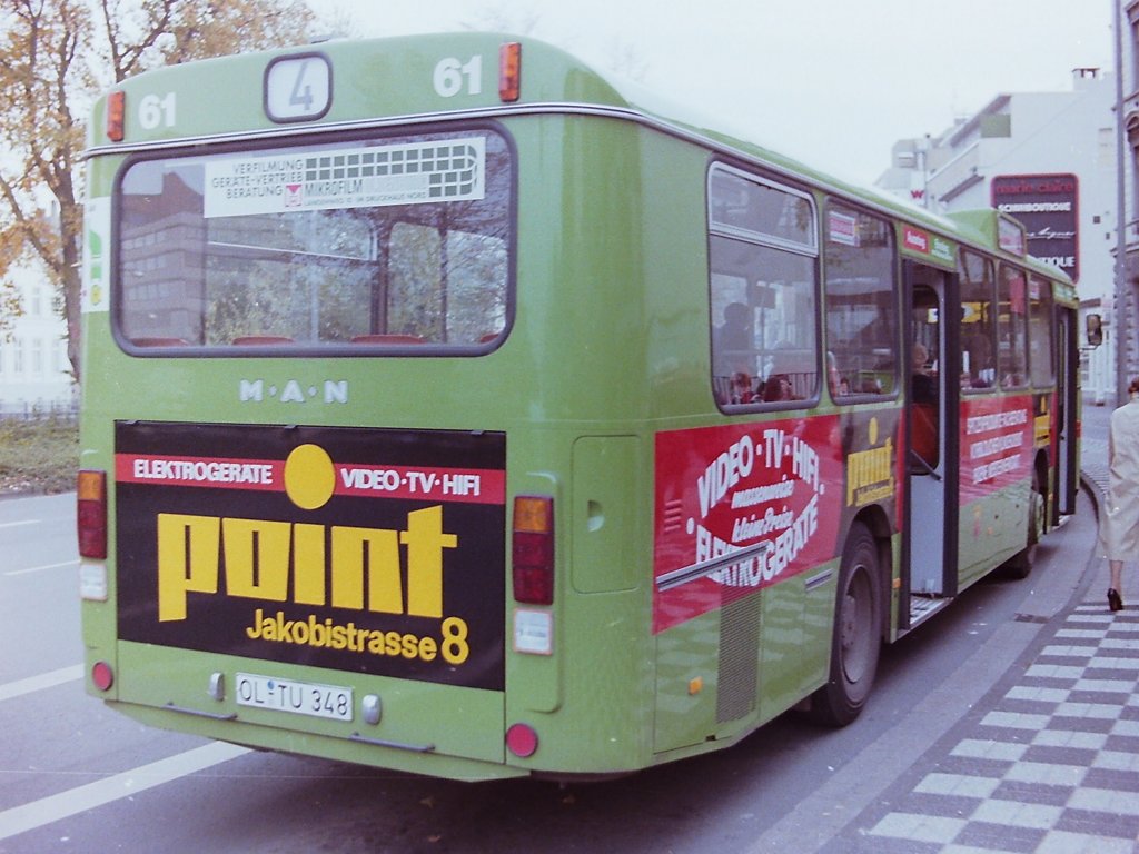 Wagen 61, OL-TU 348, EZ: 1983. Kein Ersatz fr einen ausscheidenden Bus, aber der Dritte im Bund der Fahrzeuge mit POINT-Reklame, neben Wagen 45 und 50, war Wagen 61. Wobei dieser mit derselben Version versehen wurde wie Wagen 45. Die Aufnahme zeigt ihn im Oktober 1983 an der Haltestelle LAPPAN-SD. Der Bus trug die Werbung aber ebenso wie die anderen beiden POINT-Busse nur bis zum Dezember 1984, dann ...