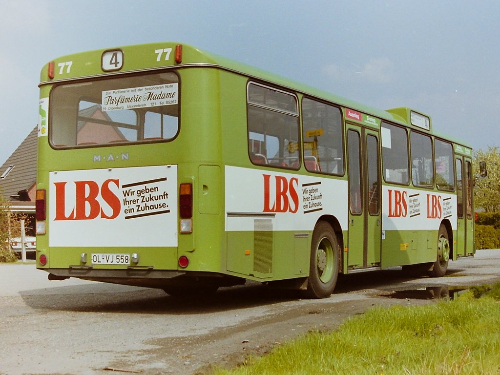 Wagen 77. Und selbstverstndlich wurde auch dieser Bus umlackiert. Das Foto zeigt ihn wieder auf der Linie 4, diesmal im Sommer 1987 an der Endstation IM BROOK.