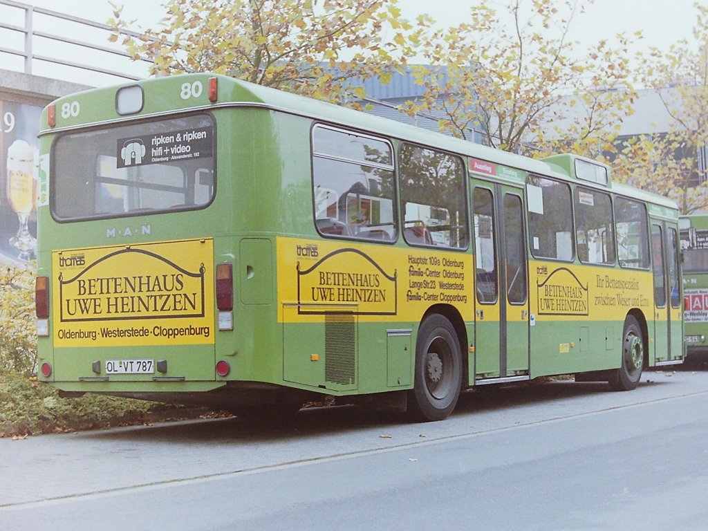 Wagen 80. Ein Jahr spter steht der Bus auf dem Reserveplatz, jetzt mit dem schmalen gelben Aufkleber, der fr die Haltestellen angefertigt wurde. Auf diesem Bild ist auch gut zu erkennen, wie die Tren mit in die Werbung integriert wurden. 