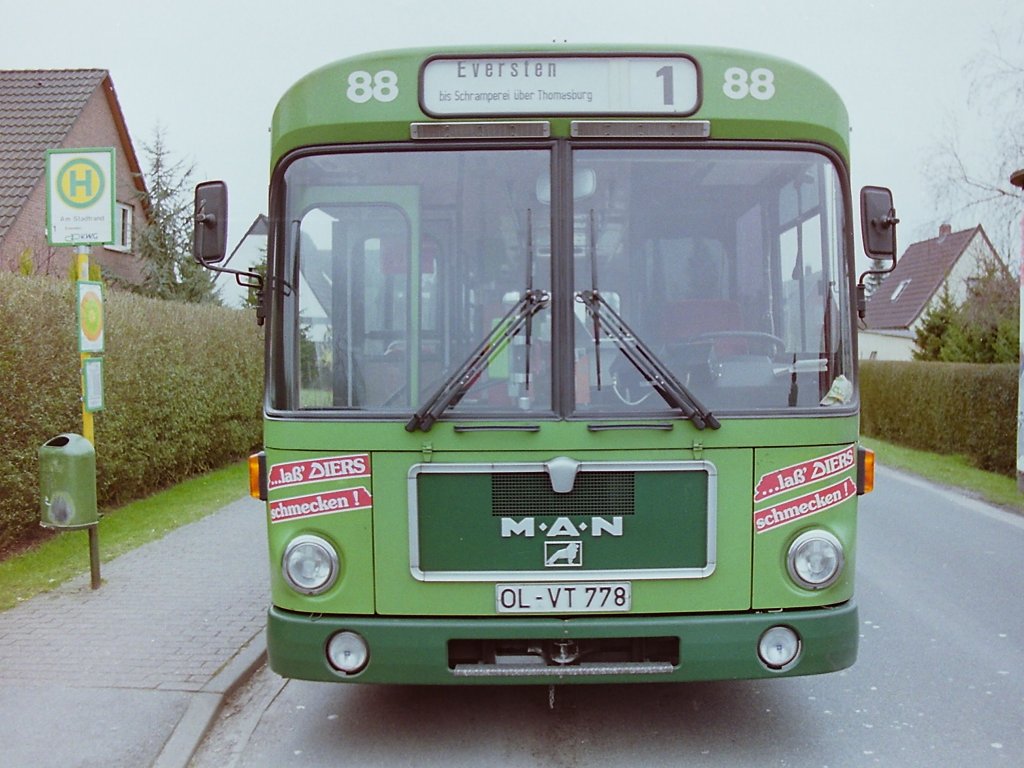 Wagen 88. ... und ein neuer Slogan  La` DIERS schmecken  kamen zum Einsatz. Um bei dem Motto zu bleiben : Auch Buswerbung ist Geschmackssache. Die Bilder zeigen den Bus im April 1993 in der Leuchtenburger Strae, an der Endstation AM STADTRAND der Linie 1.