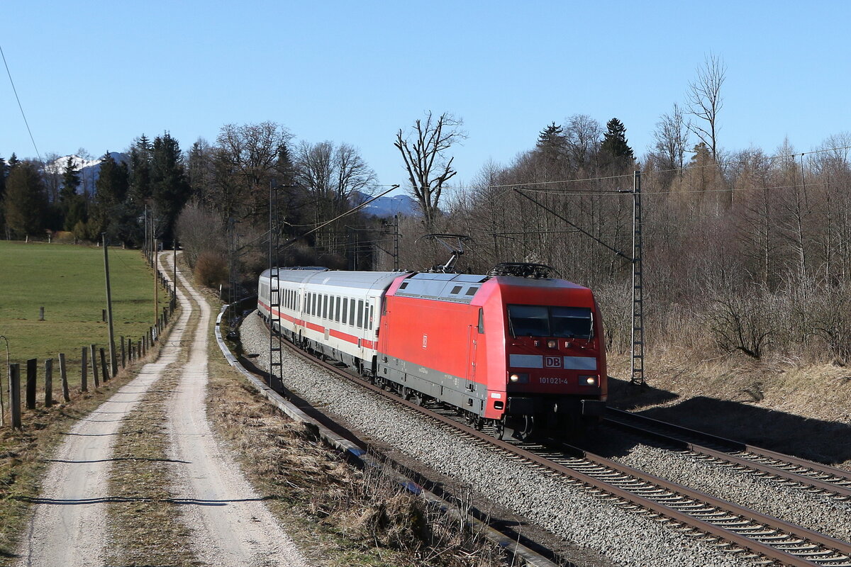 101 021 aus M�nchen kommend am 10. Februar 2022 bei Grabenst�tt im Chiemgau.