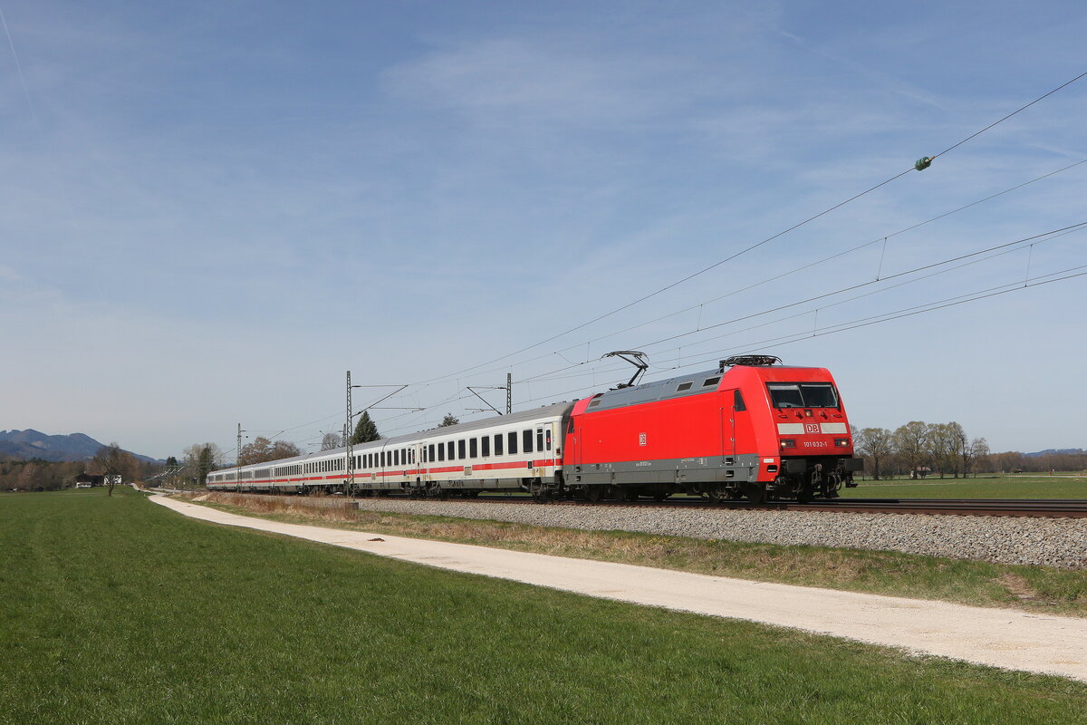 101 032 mit einem  EC  aus M�nchen kommend am 12. April 2022 bei �bersee am Chiemsee.