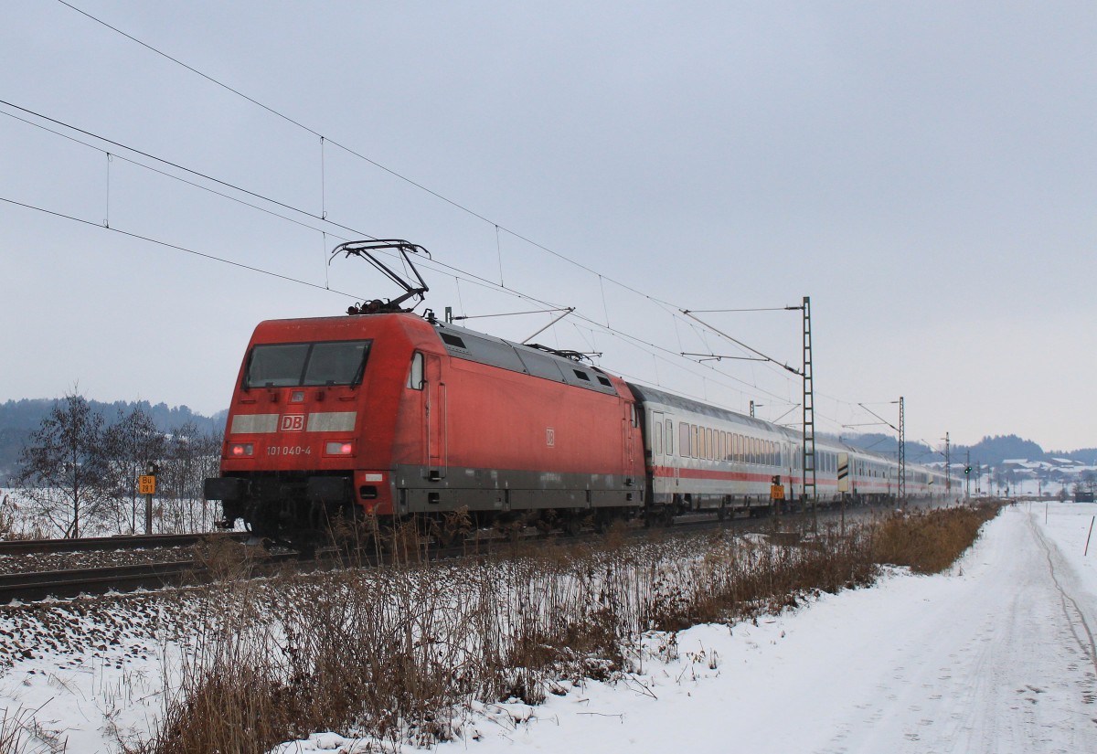 101 040-4 schiebend in Richtung M�nchen im Einsatz am 8. Dezember 2012 bei Bernau am Chiemsee.