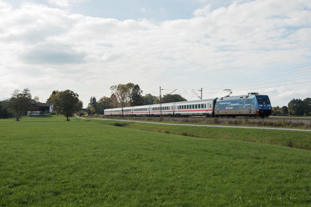 101 042-0 der  ECOPHANT  am 9. Oktober 2015 aus M�nchen kommend bei �bersee am Chiemsee.