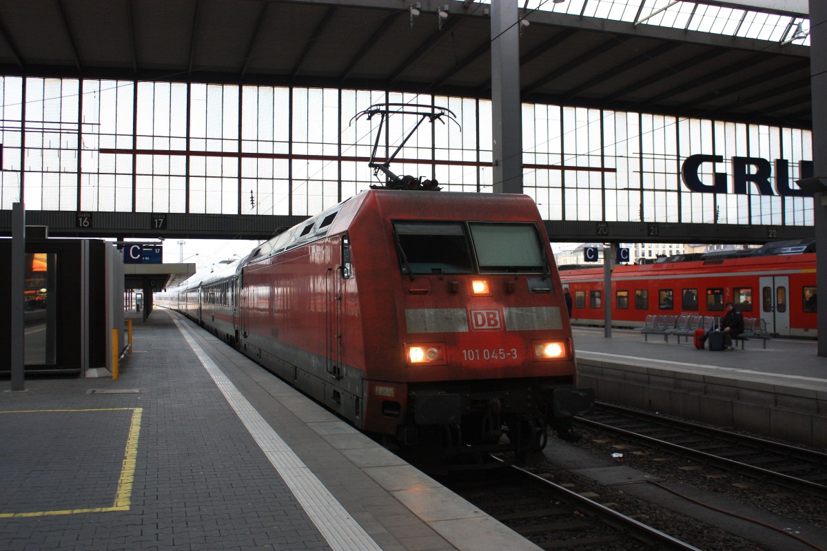 101 045-3 bei der Einfahrt in den M�nchner Hauptbahnhof am 3. Januar 2014.