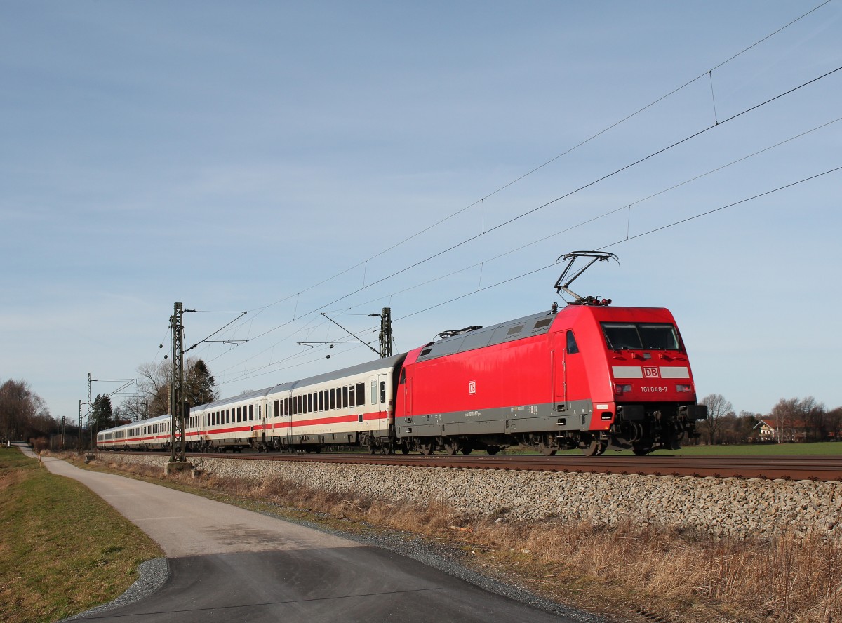 101 048-7 schiebend am EC 218 am 6. Februar 2016 bei �bersee.