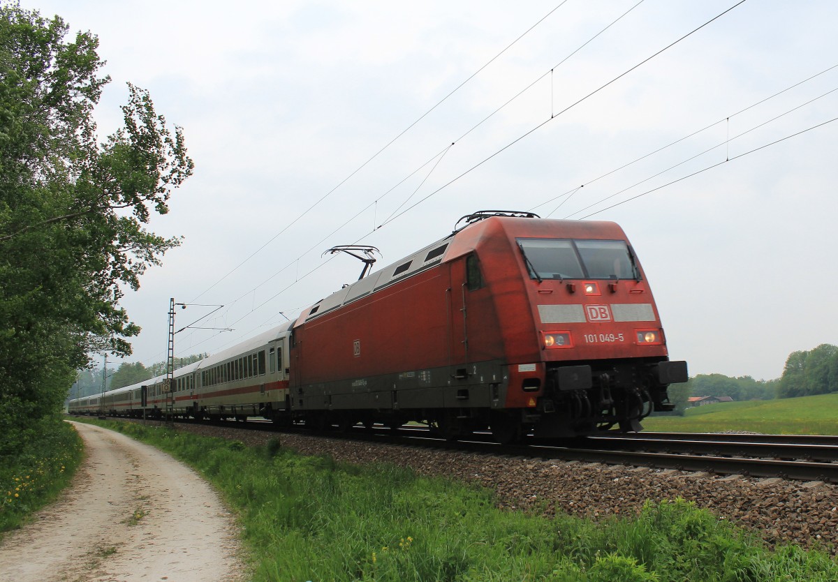 101 049-5 war am 17. Mai 2013 bei �bersee auf dem Weg nach Salzburg.