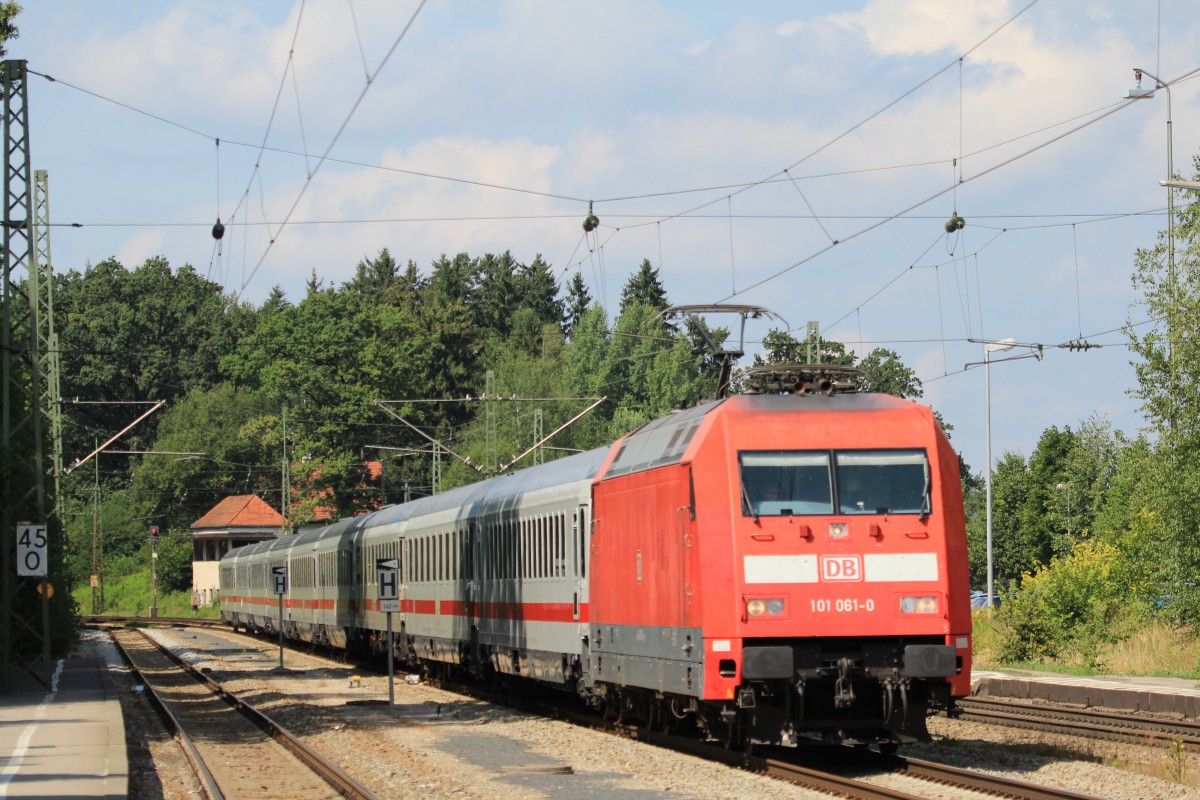 101 061-0 aus M�nchen kommend am 20. August 2013 im Bahnhof von Assling.