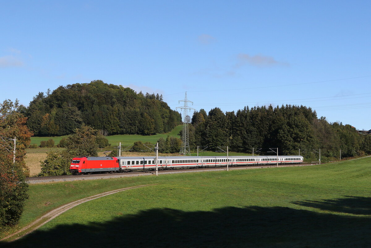 101 069 mit dem  IC K�nigssee  aus Freilassing kommend am 6. Oktober 2024 bei Axdorf.