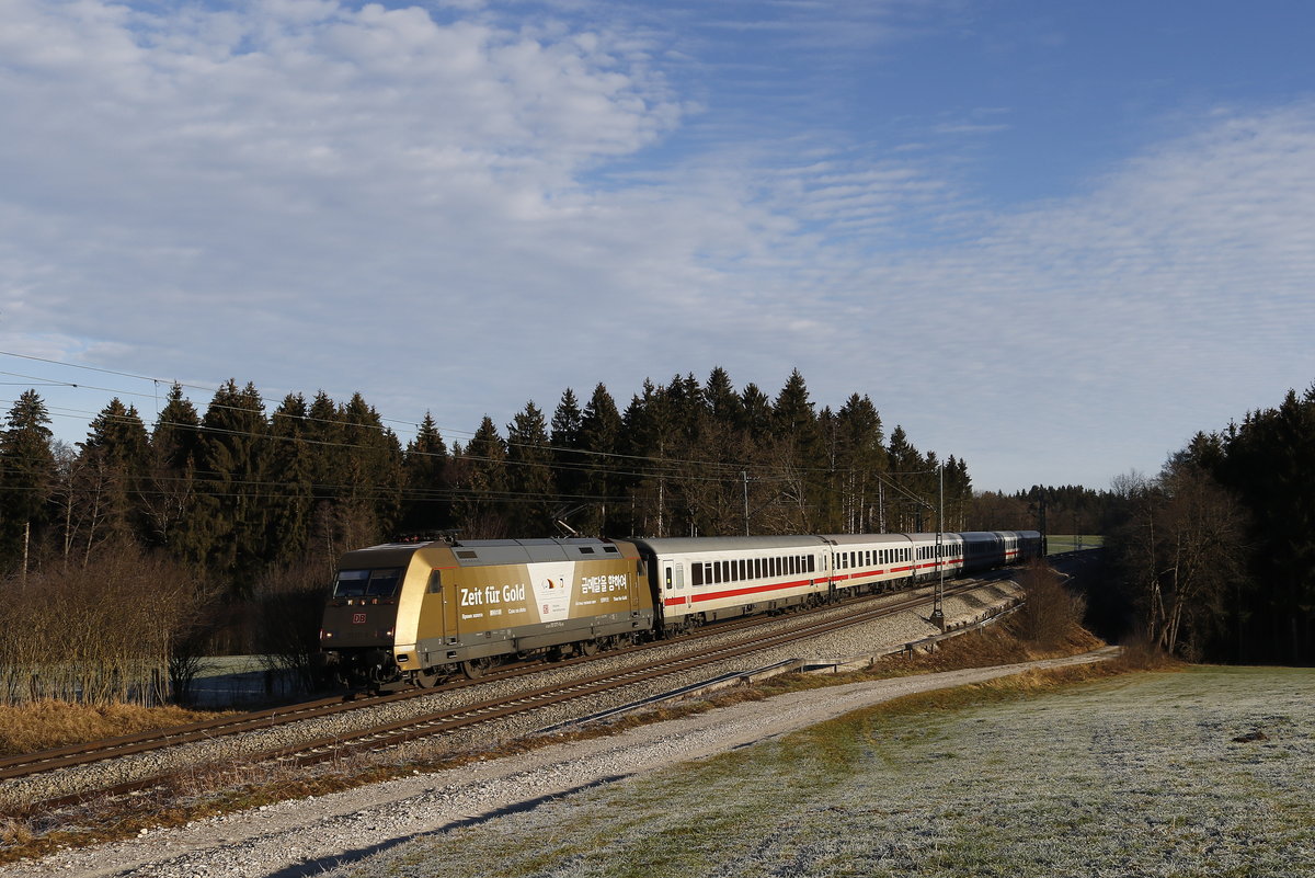101 071 war am 27. Dezember 2018 mit dem  IC K�nigssee  bei Grabenst�tt im Chiemgau in Richtung M�nchen unterwegs.