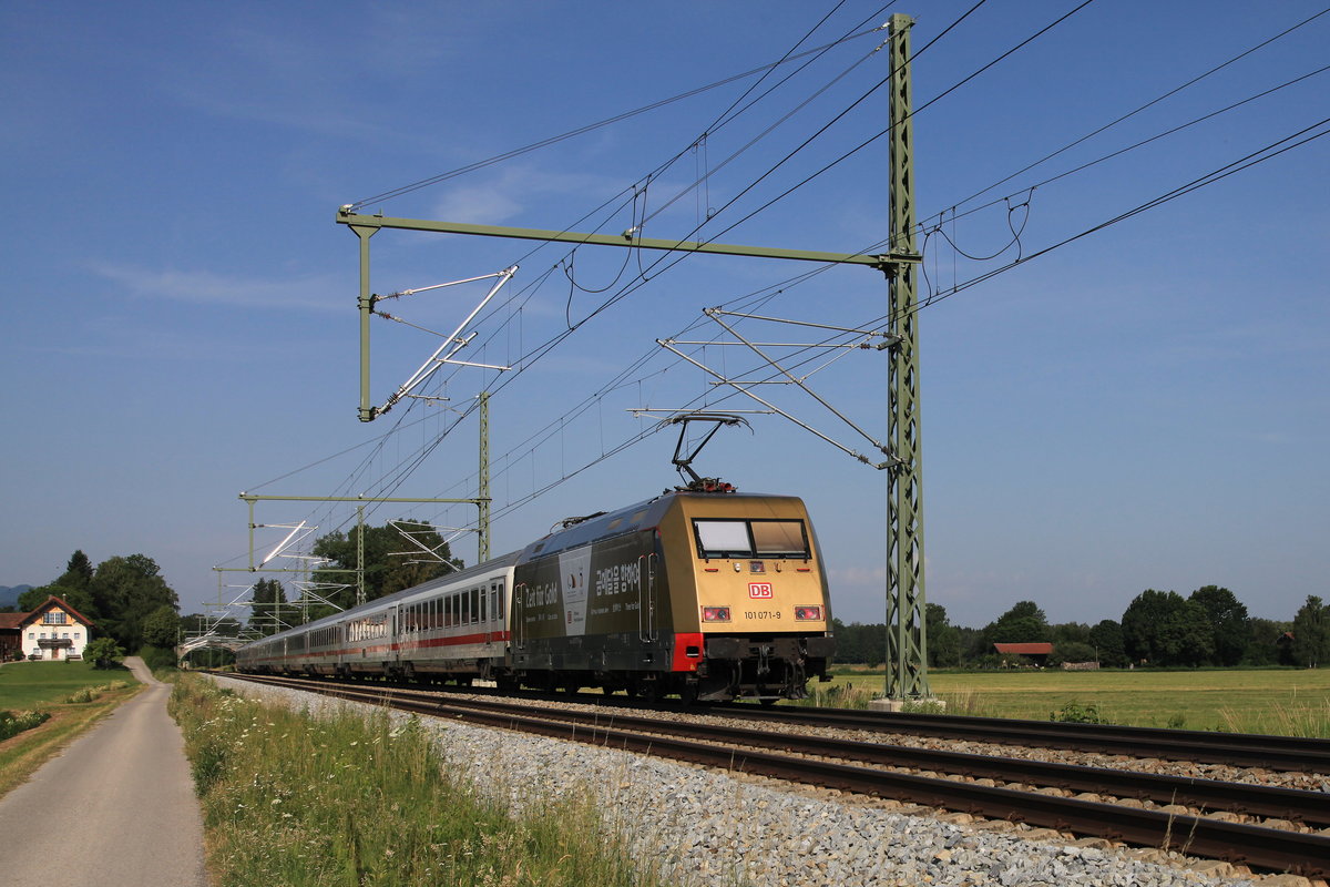 101 071  Zeit f�r Gold  schiebt am 1. Juli 2019 bei �bersee einen  EC  in Richtung M�nchen.