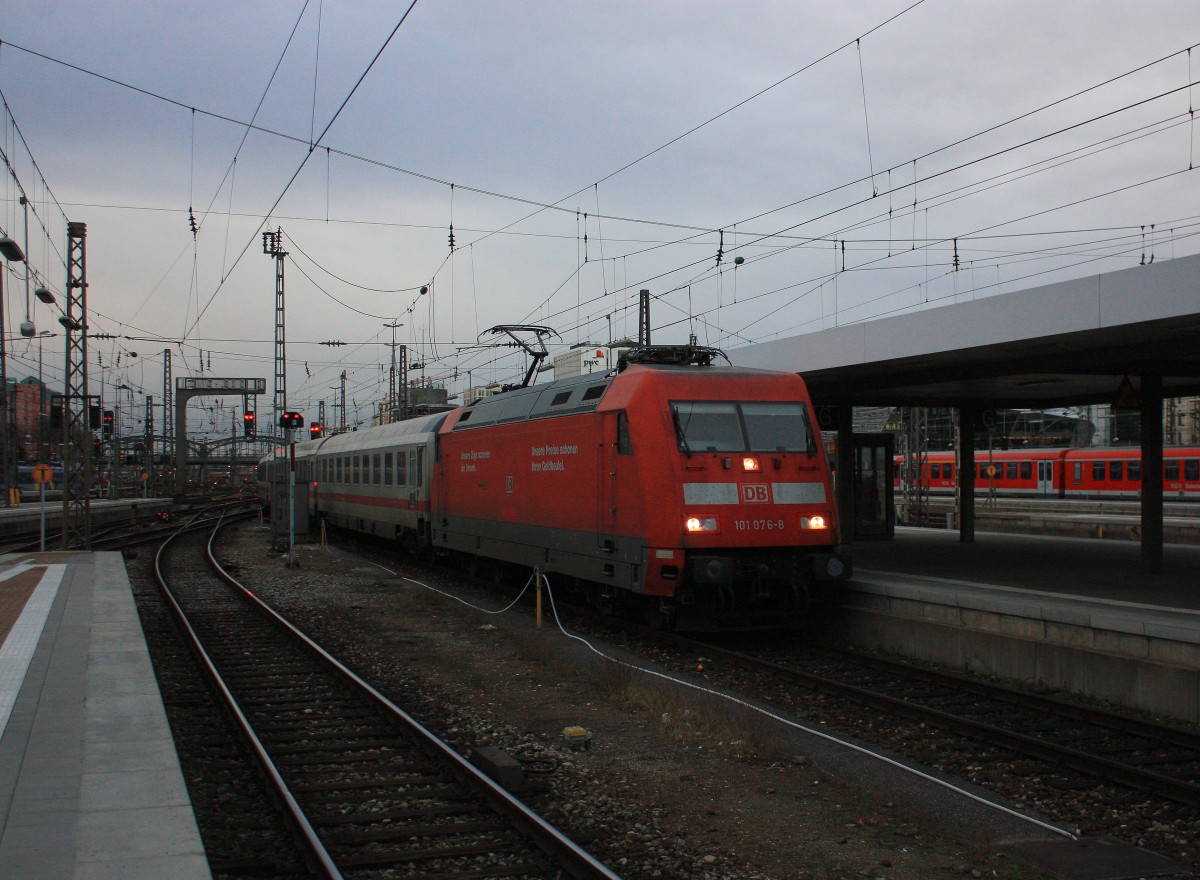 101 076-8 bei der Einfahrt in den M�nchner Hauptbahnhof am 3. Januar 2014.