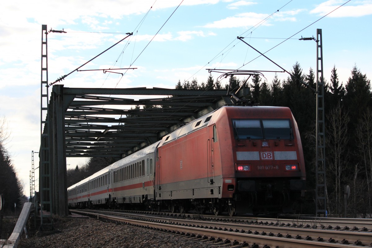 101 077-6 am 10. M�rz 2013 auf der Br�cke der  Tiroler Ache  bei �bersee.