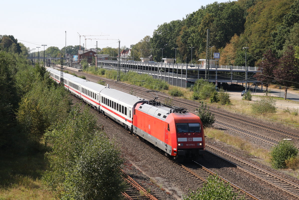 101 079 durchf�hrt mit einem IC am 31. August 2019 den Bahnhof von Tostedt.