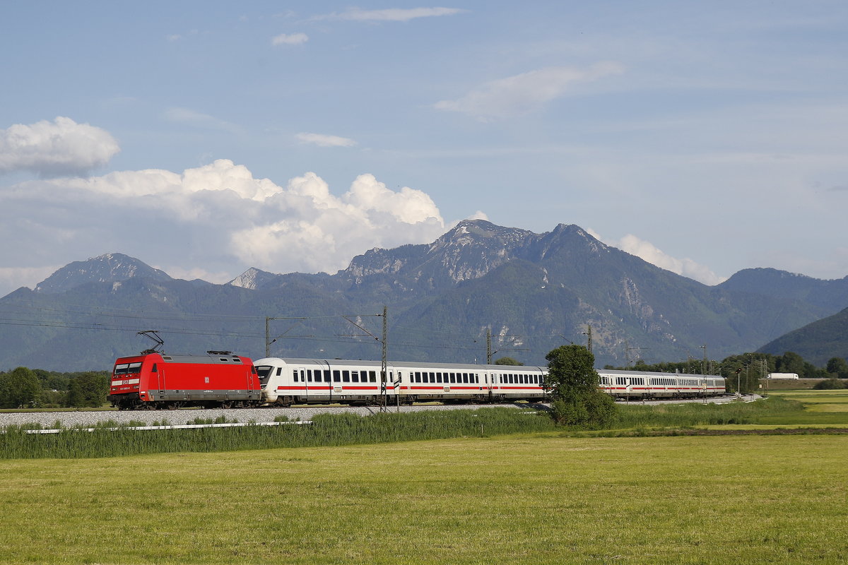 101 080 vor einem Steuerwagen am 9. Mai 2018 bei Weisham.